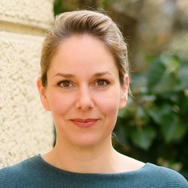 Dr. Julia Hellmann